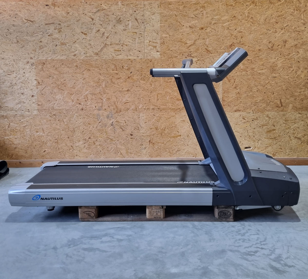 Nautilus T916 treadmill, LED console, used - refurbished condition