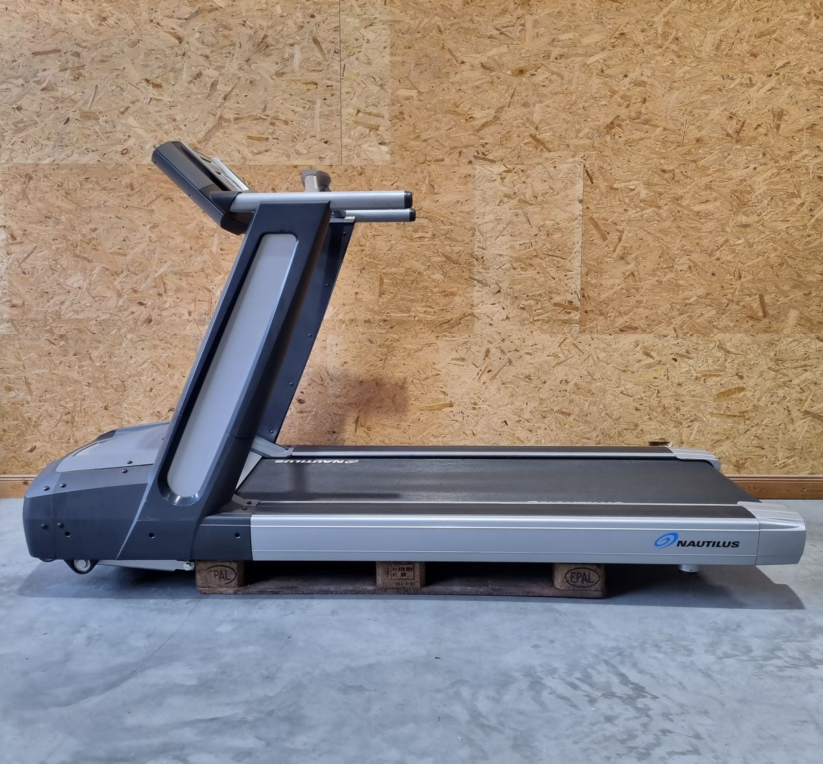 Nautilus T916 treadmill, LED console, used - refurbished condition