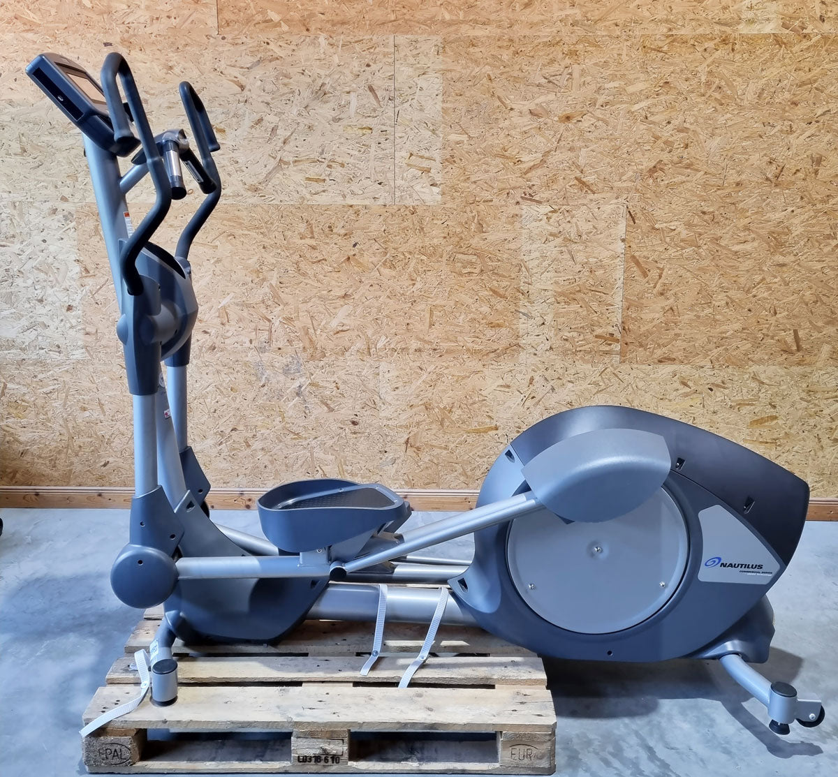 Nautilus E10 Crosstrainer Ellipsentrainer, LED Display, gebraucht - überholter Zustand