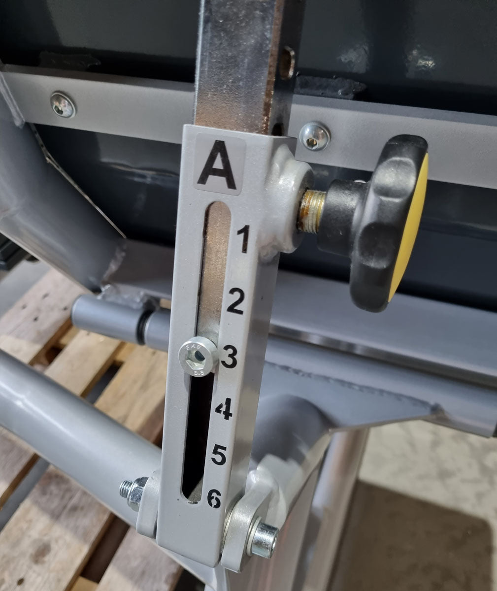 Proxomed Funktionsstemme Compass 530, Beinpresse verstellbar, MPG, Reha, Rahmenfarbe Silber, Polsterfarbe Rot, gebraucht - überholter Zustand