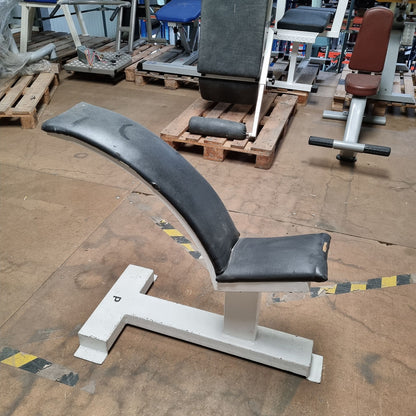 Hantelbank gekrümmt, gebogen, Bogenbank, Oldschool Bodybuilding, Rahmen Weiß, gebraucht mit Gebrauchsspuren