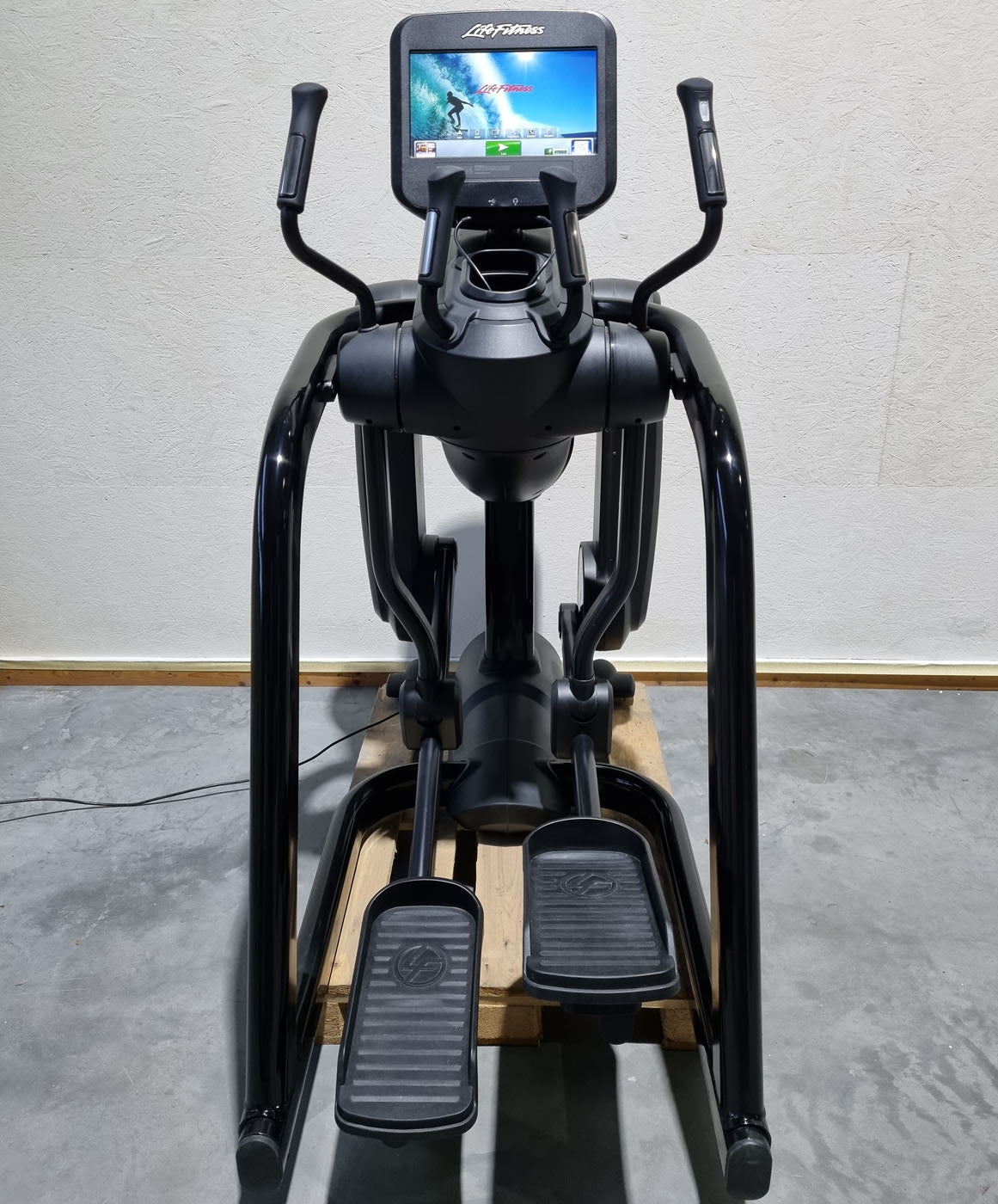Life Fitness FlexStrider Trainer, Cross Trainer with Variable Stride Length, Discover SE Touch Display Console, Elevation Series, Used - Refurbished Condition