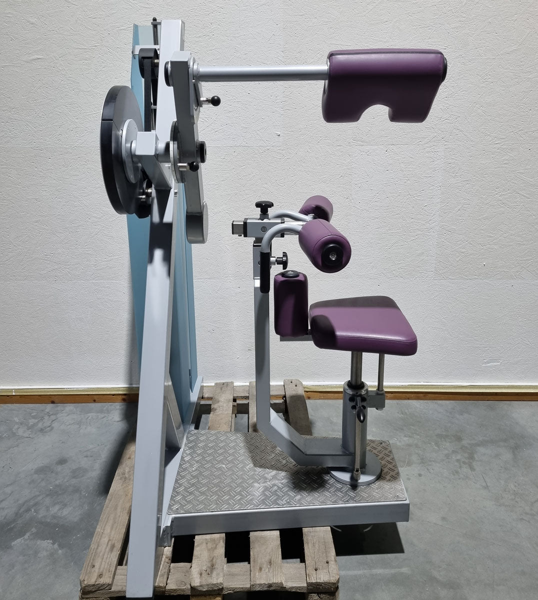 SVG HWS-Trainer, Hals und Nacken Trainingsmaschine, Halswirbelbsäule Kräftigung, Reha Line, Rahmenfarbe Silber, Polsterfarbe Lila, gebrauchter - überholter Zustand