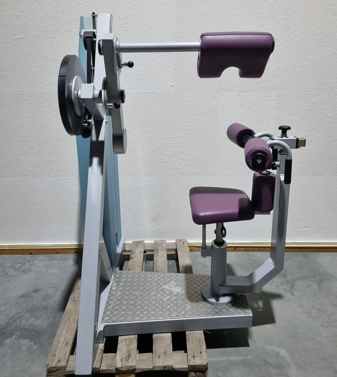 SVG HWS-Trainer, Hals und Nacken Trainingsmaschine, Halswirbelbsäule Kräftigung, Reha Line, Rahmenfarbe Silber, Polsterfarbe Lila, gebrauchter - überholter Zustand