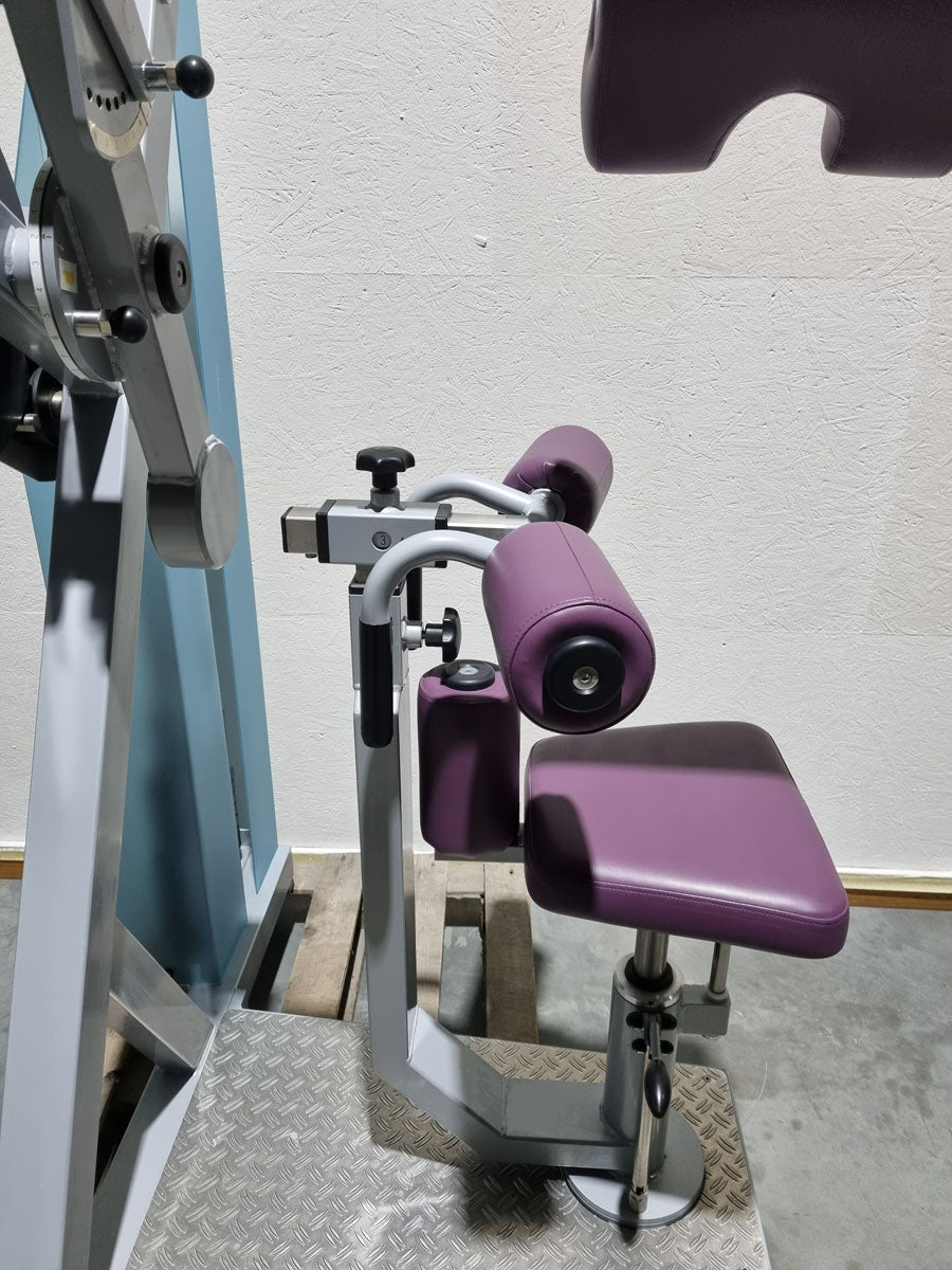SVG HWS-Trainer, Hals und Nacken Trainingsmaschine, Halswirbelbsäule Kräftigung, Reha Line, Rahmenfarbe Silber, Polsterfarbe Lila, gebrauchter - überholter Zustand