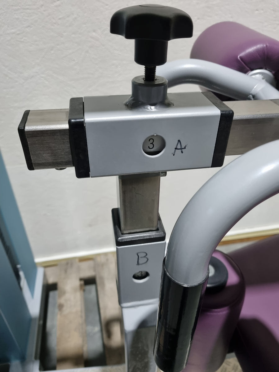 SVG HWS-Trainer, Hals und Nacken Trainingsmaschine, Halswirbelbsäule Kräftigung, Reha Line, Rahmenfarbe Silber, Polsterfarbe Lila, gebrauchter - überholter Zustand