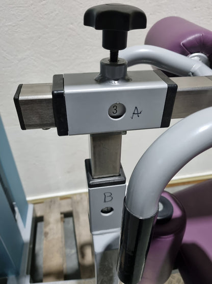 SVG HWS-Trainer, Hals und Nacken Trainingsmaschine, Halswirbelbsäule Kräftigung, Reha Line, Rahmenfarbe Silber, Polsterfarbe Lila, gebrauchter - überholter Zustand