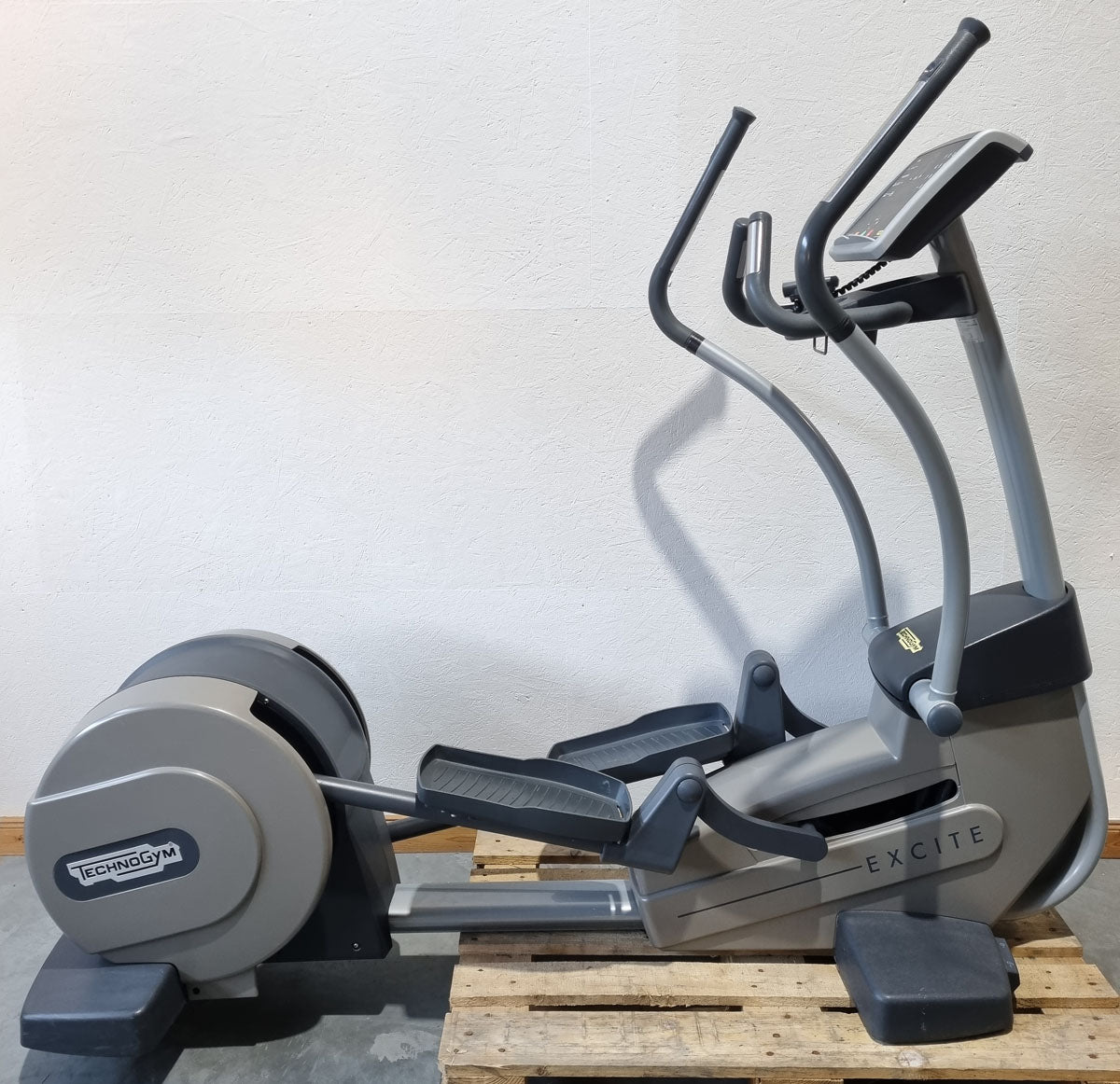 TechnoGym Crosstrainer Excite+ Line Syncro 700, LED Display, Silver/Grey, Used - Refurbished Condition