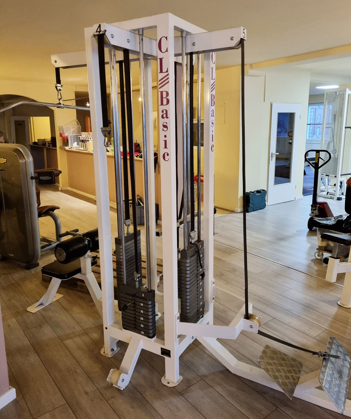 Competition Line 4 Stationenturm, 4 Stack Multi Station, Rudern, Latzug und 2 Seilzüge, Oldschool Bodybuilding, Rahmenfarbe Weiß, gebraucht - geprüfter Zustand mit Gebrauchsspuren