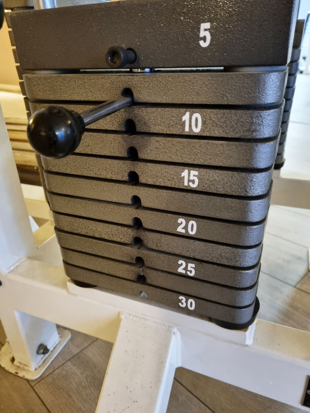 Competition Line 4 Stationenturm, 4 Stack Multi Station, Rudern, Latzug und 2 Seilzüge, Oldschool Bodybuilding, Rahmenfarbe Weiß, gebraucht - geprüfter Zustand mit Gebrauchsspuren
