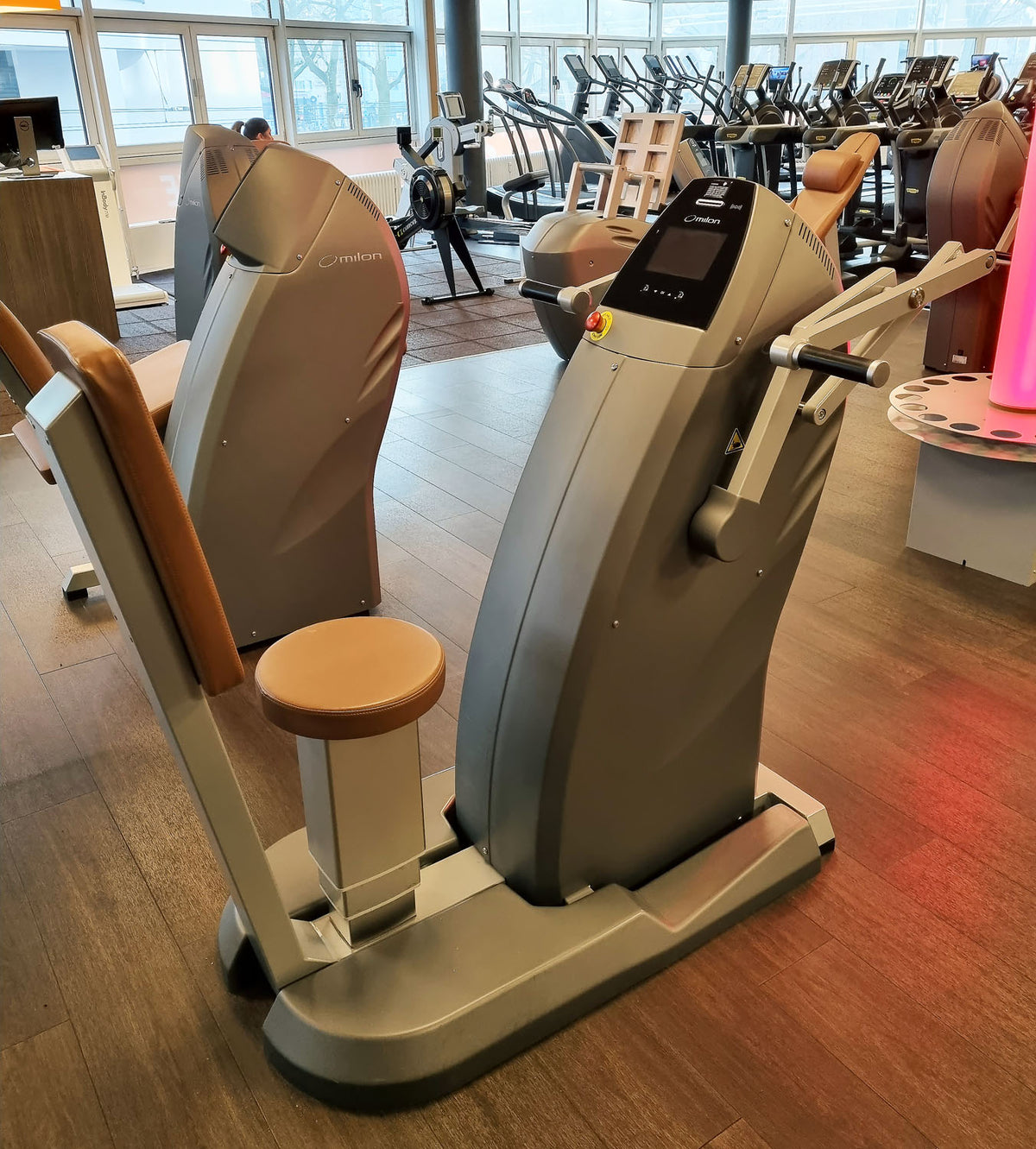 Milon 9er PREMIUM Kraft Zirkel, Baujahr 2017, Gehäuse in Anthrazit Stone, Polster Braun, inkl. LED Ampel, gebraucht, überholt und Neuwertig - Top Zustand