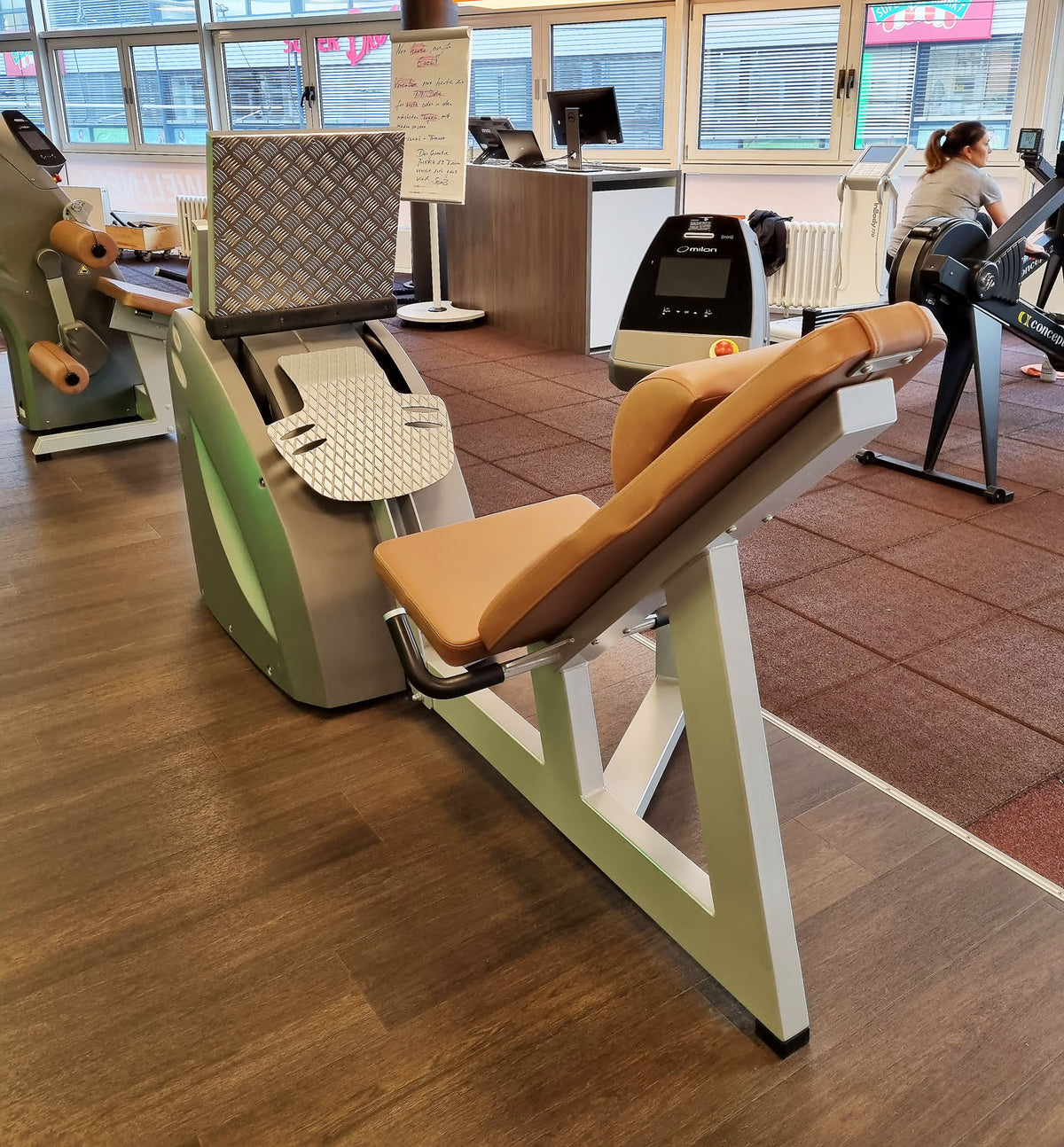 Milon 9er PREMIUM Kraft Zirkel, Baujahr 2017, Gehäuse in Anthrazit Stone, Polster Braun, inkl. LED Ampel, gebraucht, überholt und Neuwertig - Top Zustand