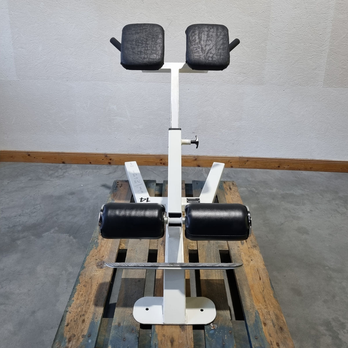 Competition Line, Rückenstreckerbank 45° grad, Hyperextension, höhenverstellbar, Rahmenfarbe Weiß, Polsterfarbe Shhwarz, gebraucht - überholter Zustand