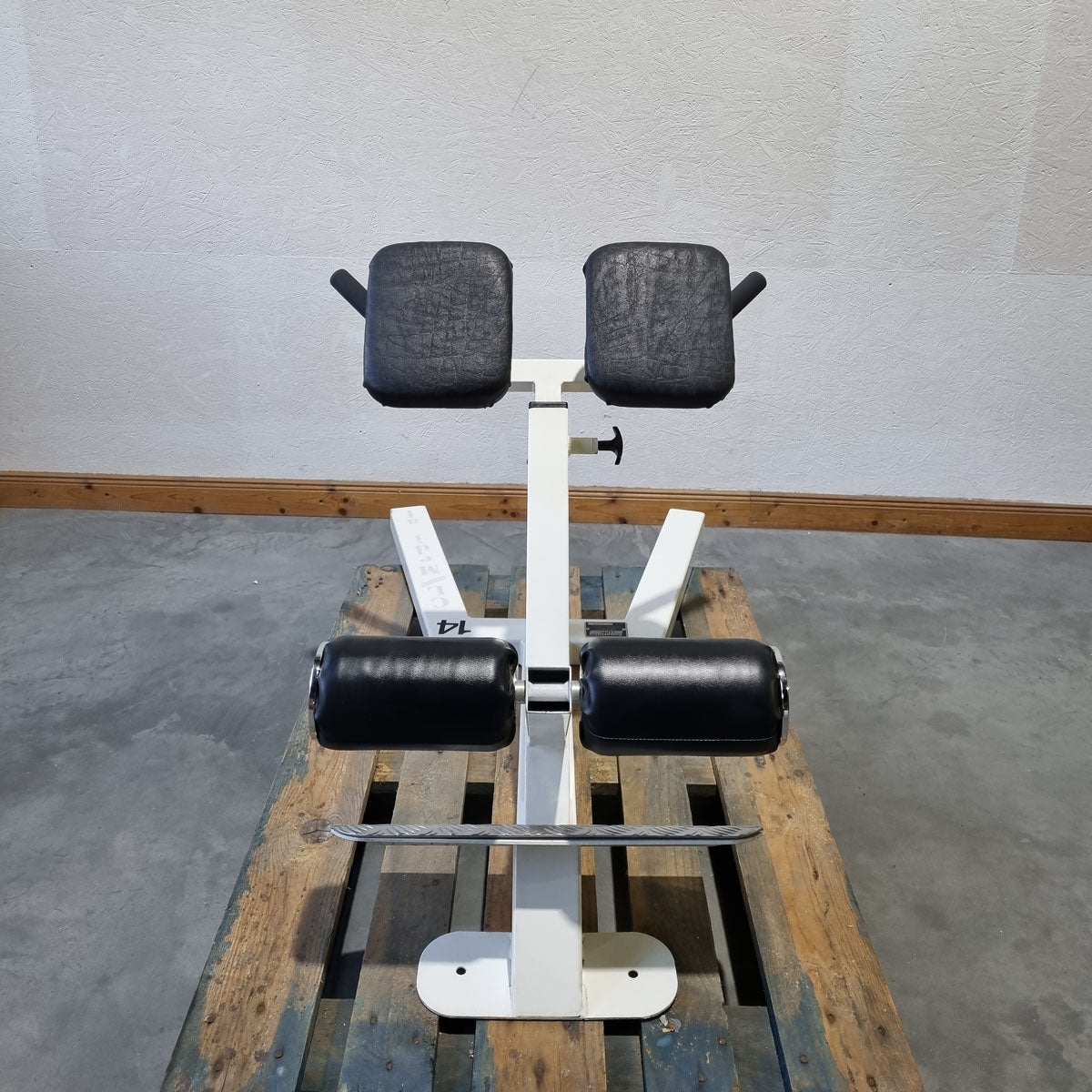 Competition Line, Rückenstreckerbank 45° grad, Hyperextension, höhenverstellbar, Rahmenfarbe Weiß, Polsterfarbe Shhwarz, gebraucht - überholter Zustand