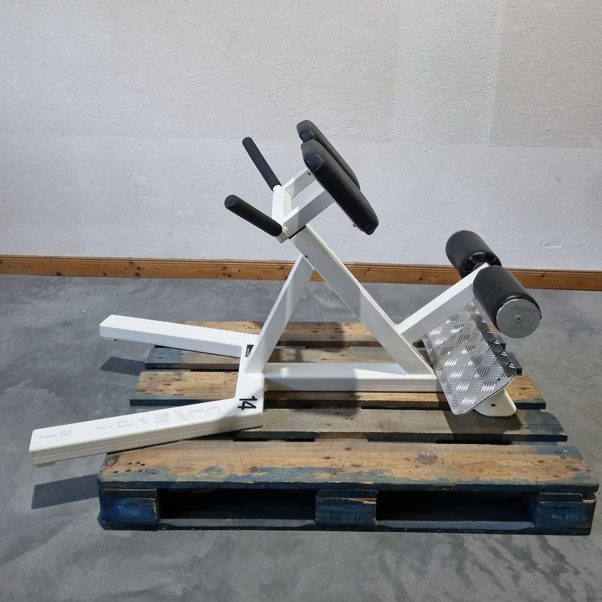 Competition Line, Rückenstreckerbank 45° grad, Hyperextension, höhenverstellbar, Rahmenfarbe Weiß, Polsterfarbe Shhwarz, gebraucht - überholter Zustand