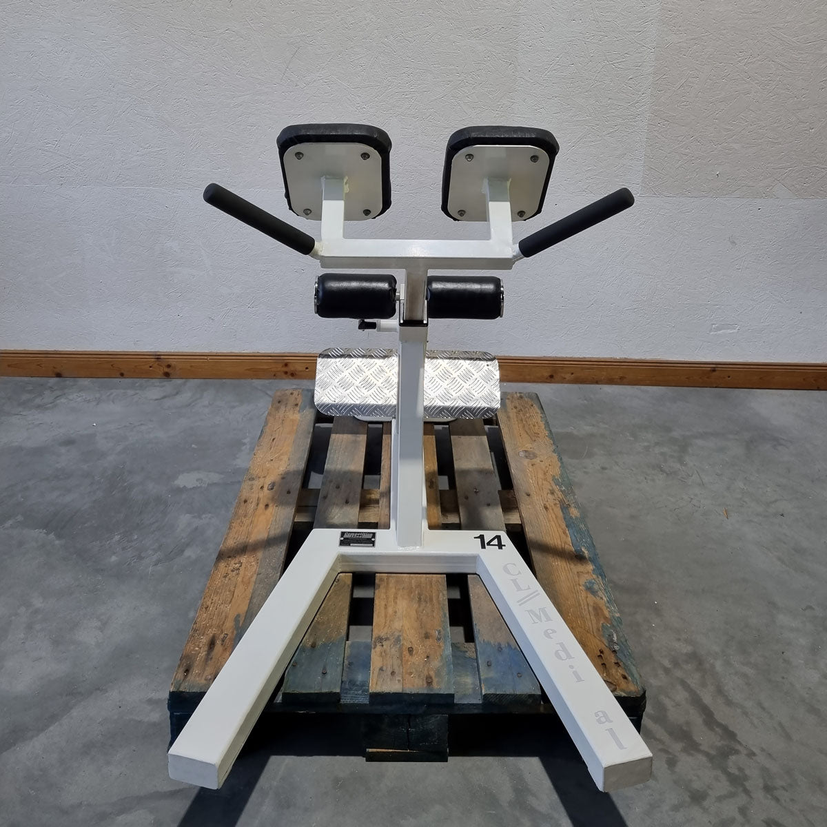 Competition Line, Rückenstreckerbank 45° grad, Hyperextension, höhenverstellbar, Rahmenfarbe Weiß, Polsterfarbe Shhwarz, gebraucht - überholter Zustand