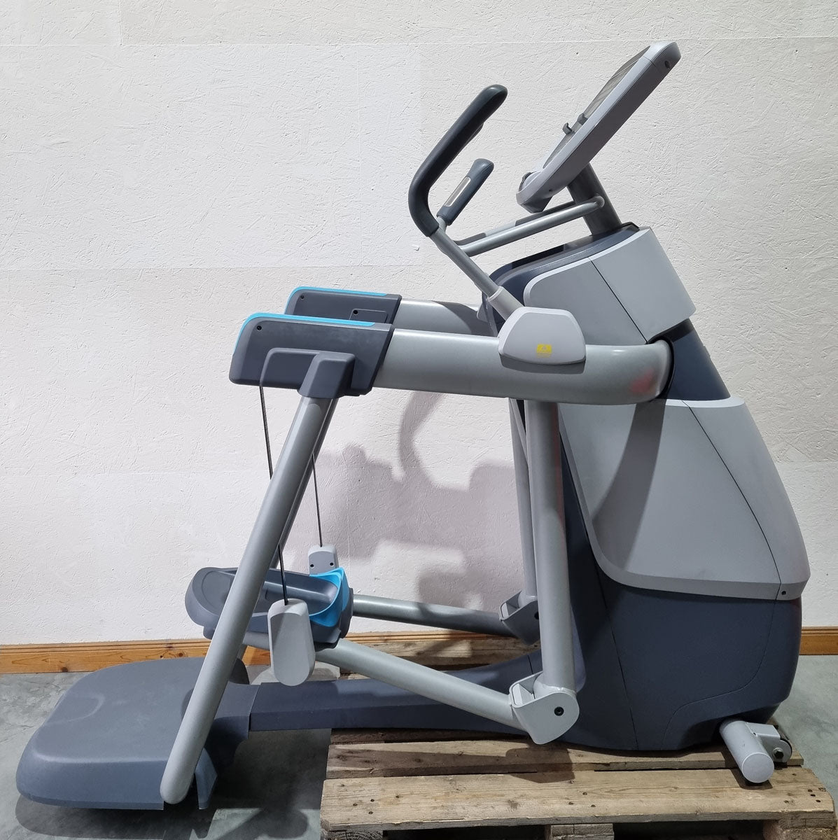 Precor AMT 835 Open Stride, New Model, P30 LED Console - Cross-trainer, Stepper, Elliptical 3 in 1 - used - refurbished condition