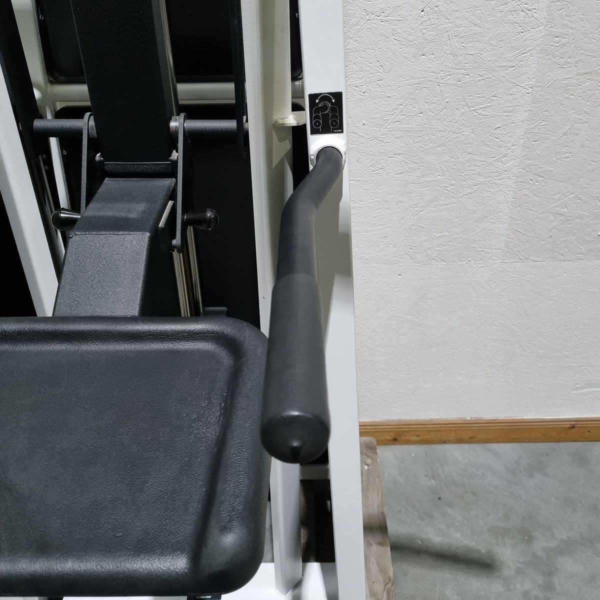 Stairmaster Gravitron 2000 AT Dip-Chin, Dip-Pull-Up Machine with Weight Support, White Frame, Used - Refurbished Condition