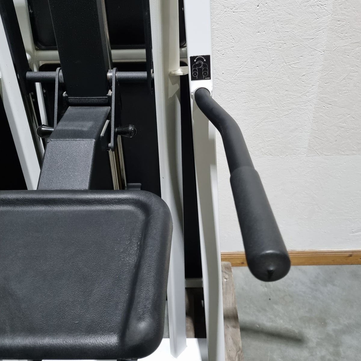 Stairmaster Gravitron 2000 AT Dip-Chin, Dip-Pull-Up Machine with Weight Support, White Frame, Used - Refurbished Condition