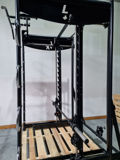 L+K Multi-Rack 272E, 3D Multipresse Rack, Smith Machine, Dips und Klimmzug Möglichkeiten, Rahmenfarbe Schwarz, gebraucht - überholter Zustand