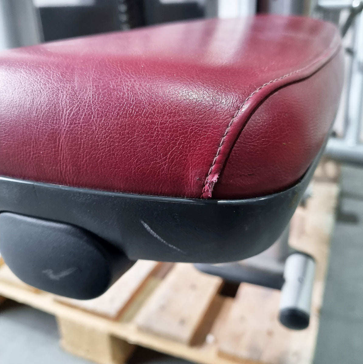 Life Fitness Rudern mit Bruststütze, Row - Rear Deltoid, Signature Series, 145kg Gewichtsblock, Rahmenfarbe Silber, gebraucht - überholter Zustand