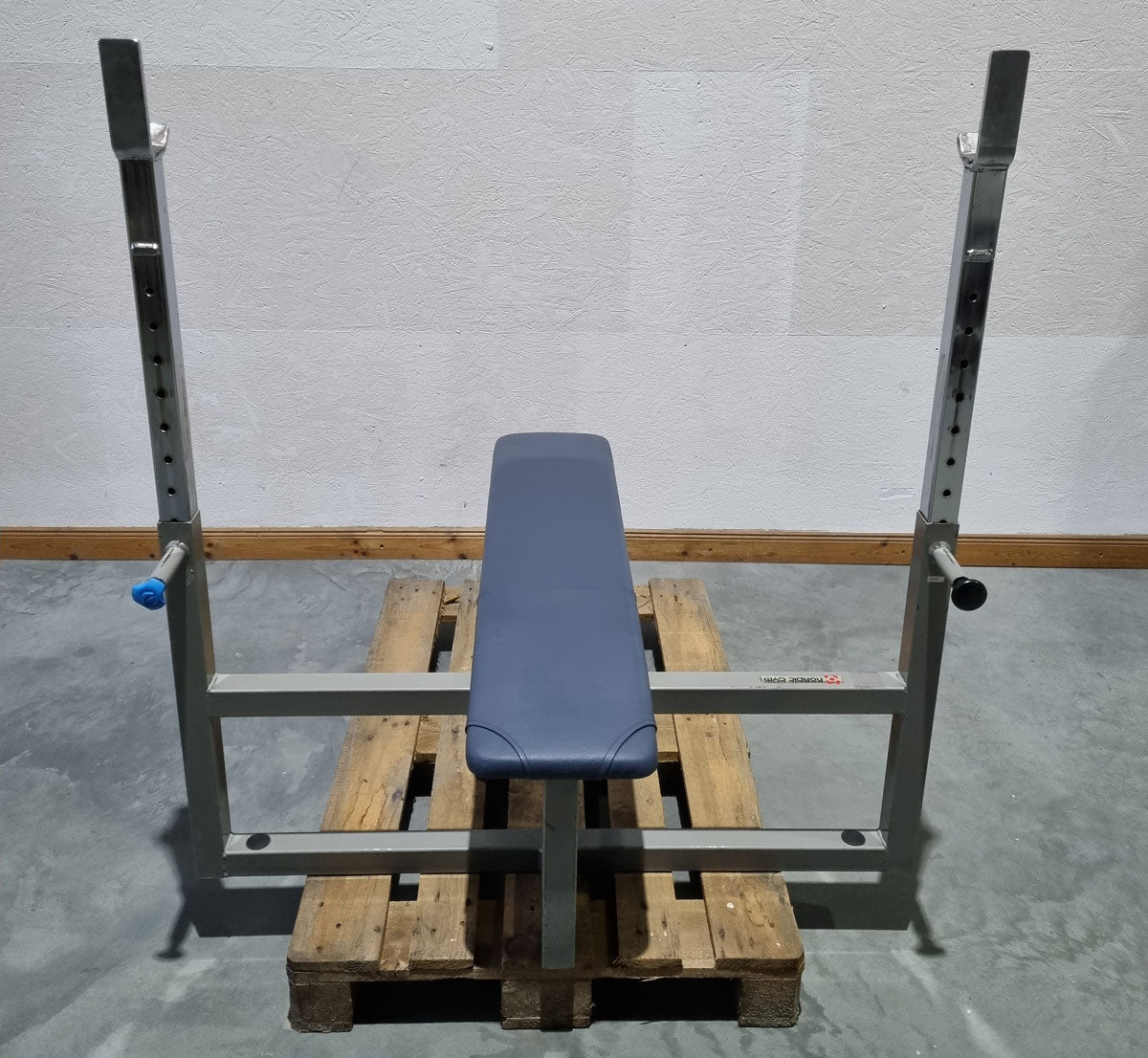 Nordic Gym Olympia Flachdrückerbank, Olympic Flat Bench, Bankdrückbank Flach mit Ablagen für Bankdrücken, Rahmebfarbe Grau, gebraucht - überholter Zustand