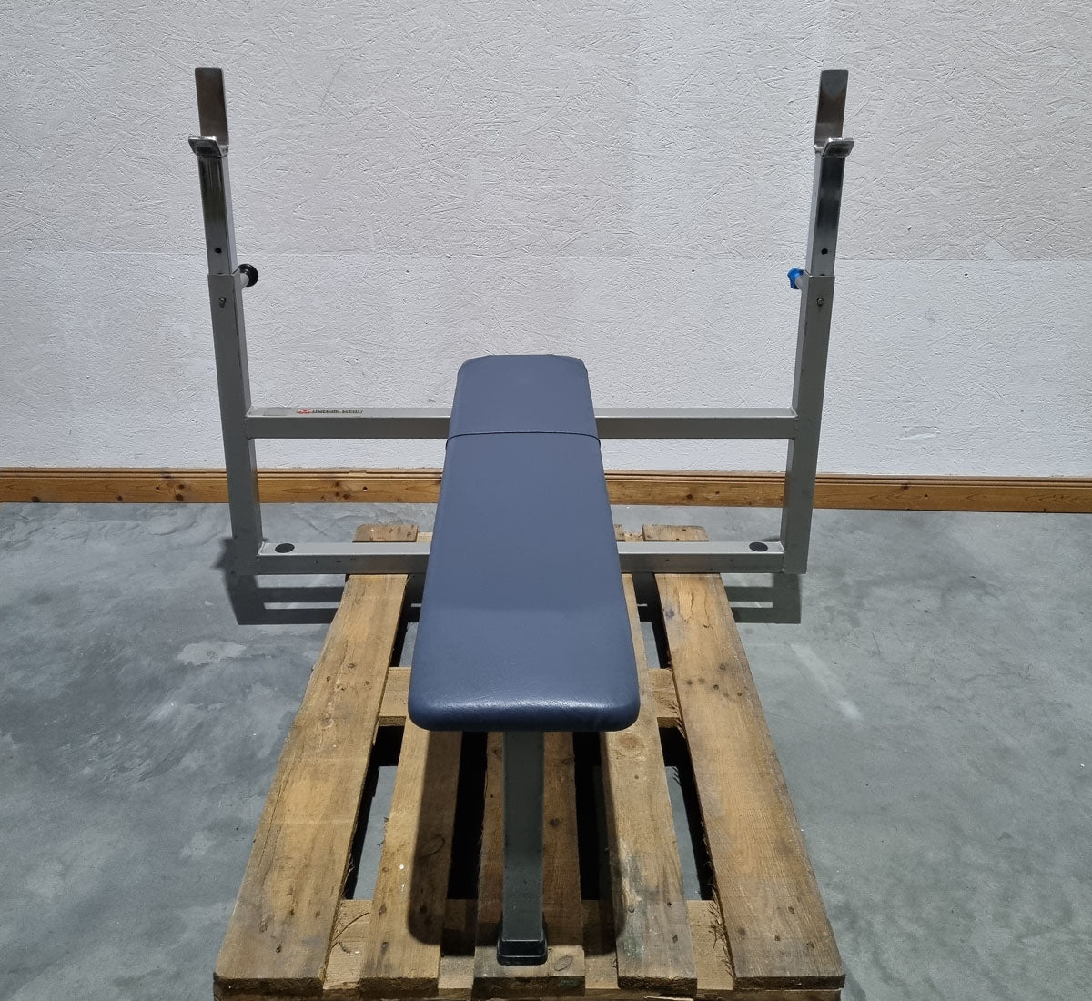 Nordic Gym Olympia Flachdrückerbank, Olympic Flat Bench, Bankdrückbank Flach mit Ablagen für Bankdrücken, Rahmebfarbe Grau, gebraucht - überholter Zustand