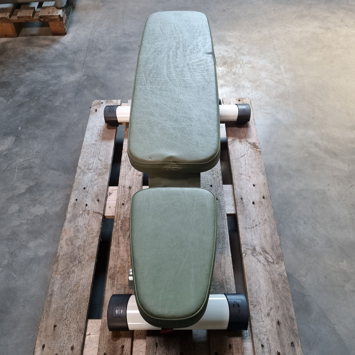 Gym80 4010 Universalbank Basic, Sygnum Serie, Rahmen Weiß, Polster Grün-Avokado, gebraucht - überholter Zustand