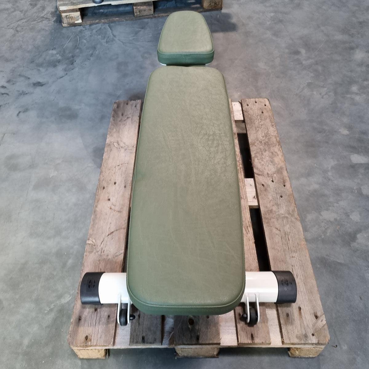 Gym80 4010 Universalbank Basic, Sygnum Serie, Rahmen Weiß, Polster Grün-Avokado, gebraucht - überholter Zustand