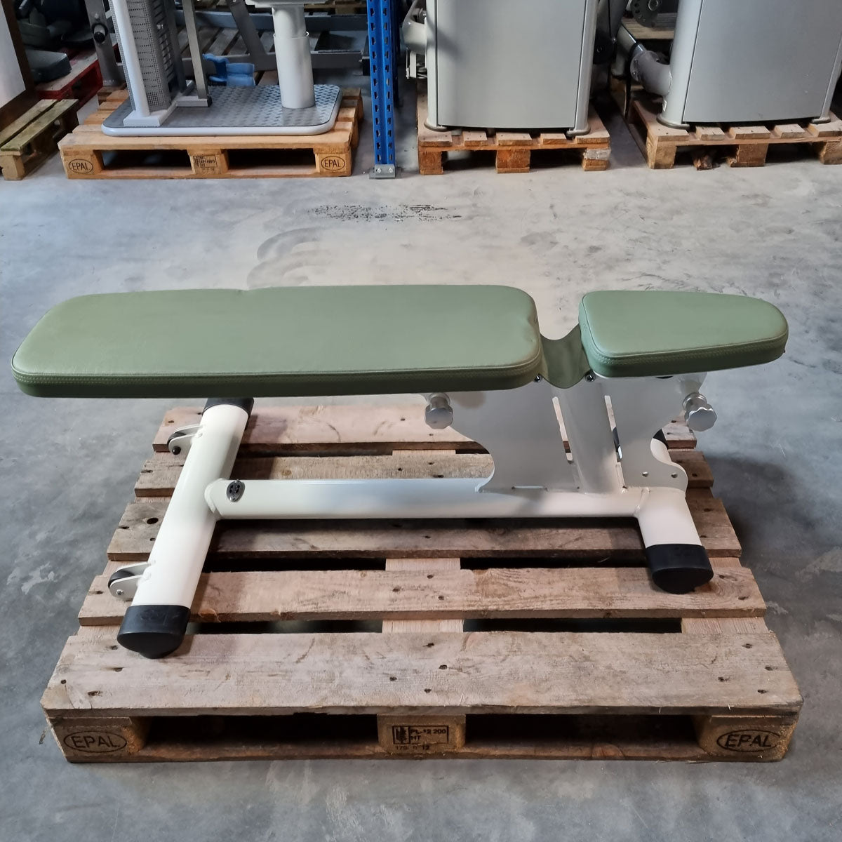 Gym80 4010 Universalbank Basic, Sygnum Serie, Rahmen Weiß, Polster Grün-Avokado, gebraucht - überholter Zustand