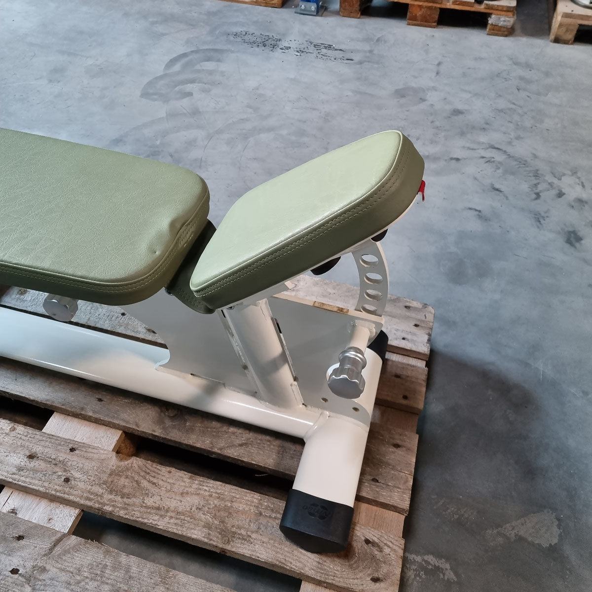 Gym80 4010 Universalbank Basic, Sygnum Serie, Rahmen Weiß, Polster Grün-Avokado, gebraucht - überholter Zustand