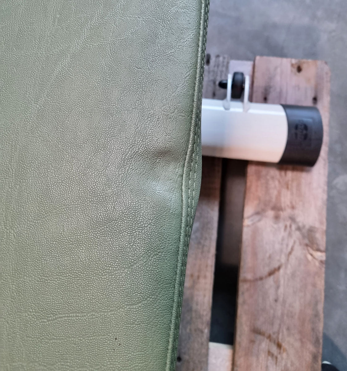 Gym80 4010 Universalbank Basic, Sygnum Serie, Rahmen Weiß, Polster Grün-Avokado, gebraucht - überholter Zustand
