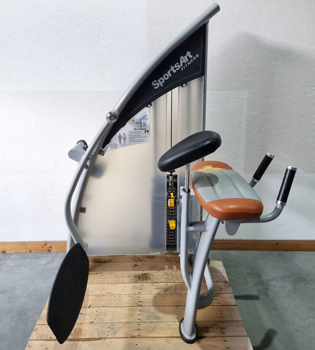 SportsArt Gluteus Maschine S955 A955 N955 Pomaschine stehend, Glutes Kick Radial, Rahmenfarbe Silber, Polsterfarbe Orange/Grau, gebraucht - überholter Zustand