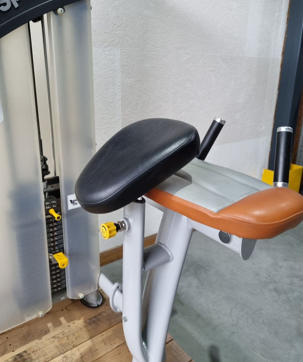SportsArt Gluteus Maschine S955 A955 N955 Pomaschine stehend, Glutes Kick Radial, Rahmenfarbe Silber, Polsterfarbe Orange/Grau, gebraucht - überholter Zustand