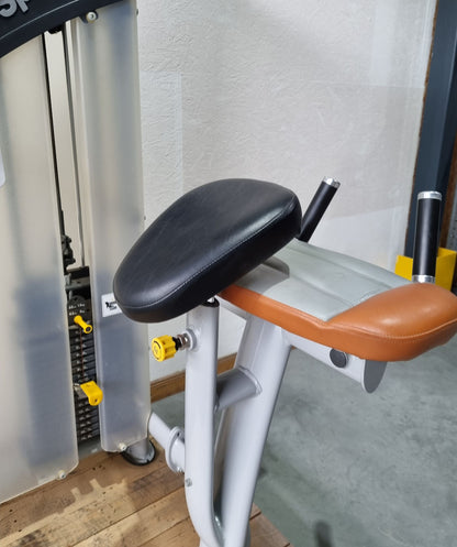 SportsArt Gluteus Maschine S955 A955 N955 Pomaschine stehend, Glutes Kick Radial, Rahmenfarbe Silber, Polsterfarbe Orange/Grau, gebraucht - überholter Zustand