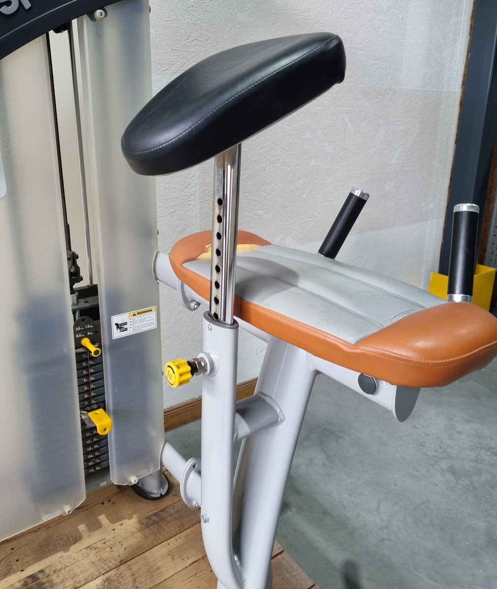 SportsArt Gluteus Maschine S955 A955 N955 Pomaschine stehend, Glutes Kick Radial, Rahmenfarbe Silber, Polsterfarbe Orange/Grau, gebraucht - überholter Zustand