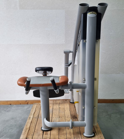 SportsArt Gluteus Maschine S955 A955 N955 Pomaschine stehend, Glutes Kick Radial, Rahmenfarbe Silber, Polsterfarbe Orange/Grau, gebraucht - überholter Zustand