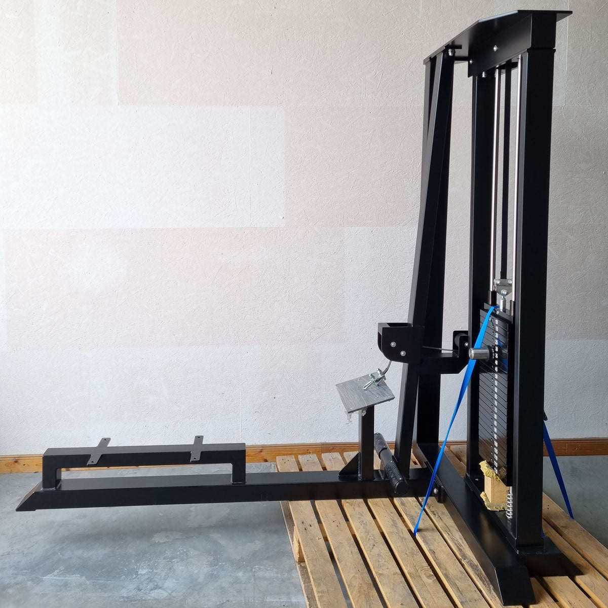 Rowing tower similar to Gym80, rowing on the cable, Row, rowing station similar to Sygnum 4016, frame color black, exhibition piece