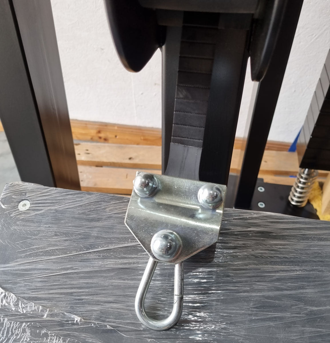 Rowing tower similar to Gym80, rowing on the cable, Row, rowing station similar to Sygnum 4016, frame color black, exhibition piece