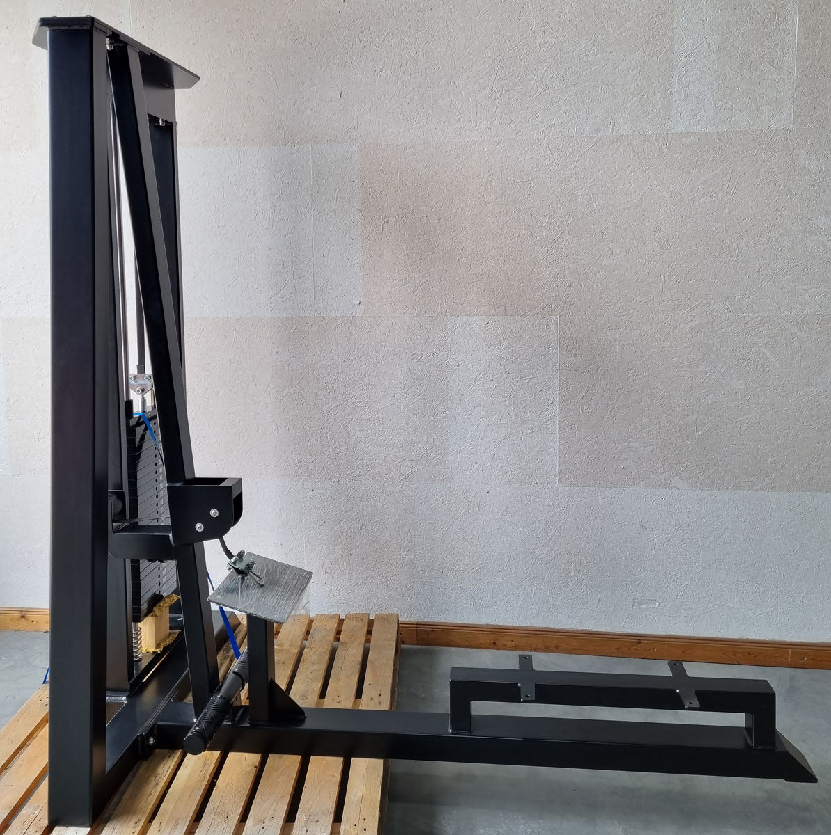 Rowing tower similar to Gym80, rowing on the cable, Row, rowing station similar to Sygnum 4016, frame color black, exhibition piece
