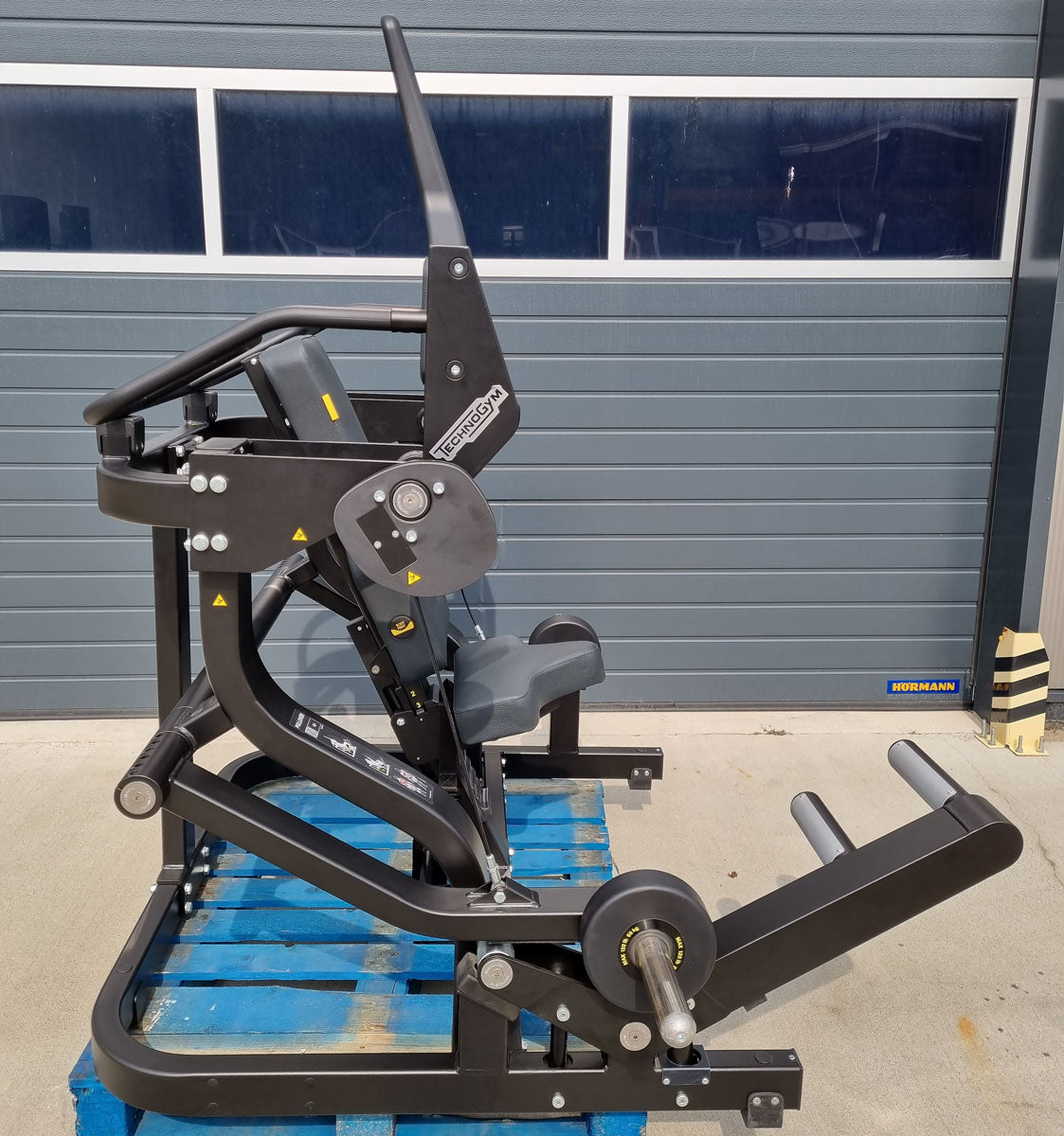 Technogym Pure Pullover, Pull-up machine Plate loaded, Pure Strength Series disc holder, frame color black, used - refurbished condition