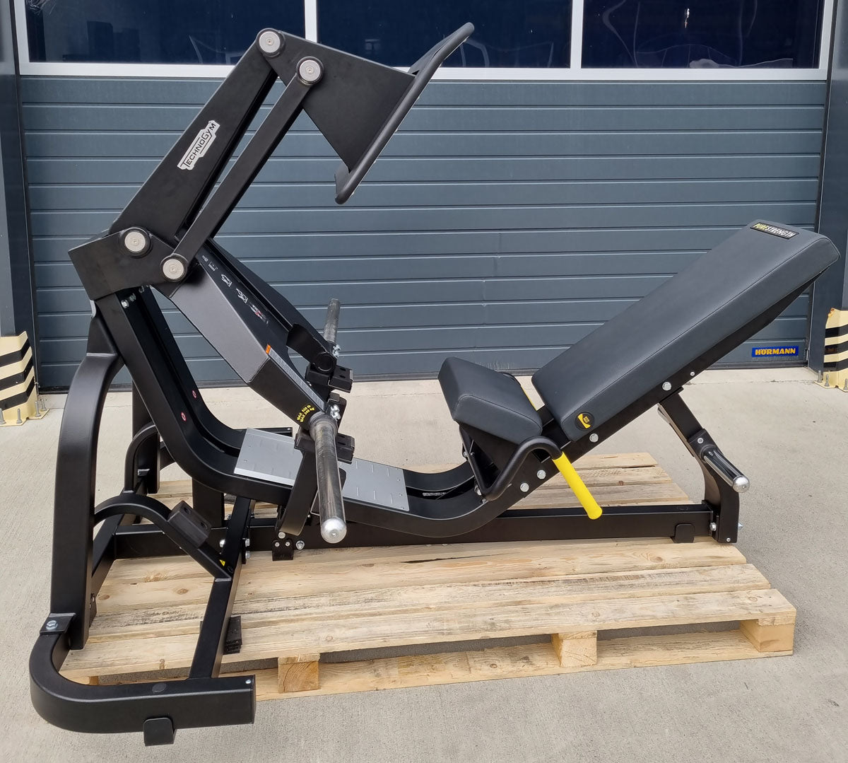 Technogym Pure Leg Press Beinpresse Plate loaded, Pure Strength Serie, Baujahr 2022, Scheibenaufnahme, Rahmenfarbe Schwarz, gebraucht - TOP Zustand