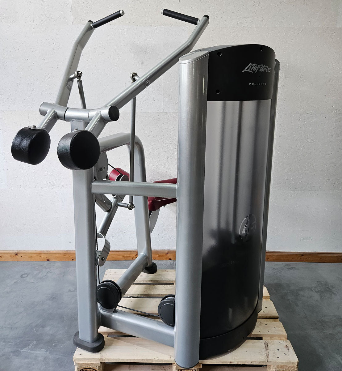 Life Fitness Latzug, Pulldown, 145kg Gewichtsblock, Signature Series, Rahmenfarbe Silber, Polsterfarbe Rot, gebraucht - überholter Zustand