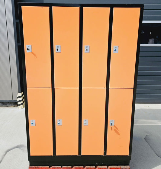 Spind-Schließfachschrank 2 Stück, 8 Fächer, 16 Fächer gesamt - Korpus Schwarz, Türen Orange, gebraucht