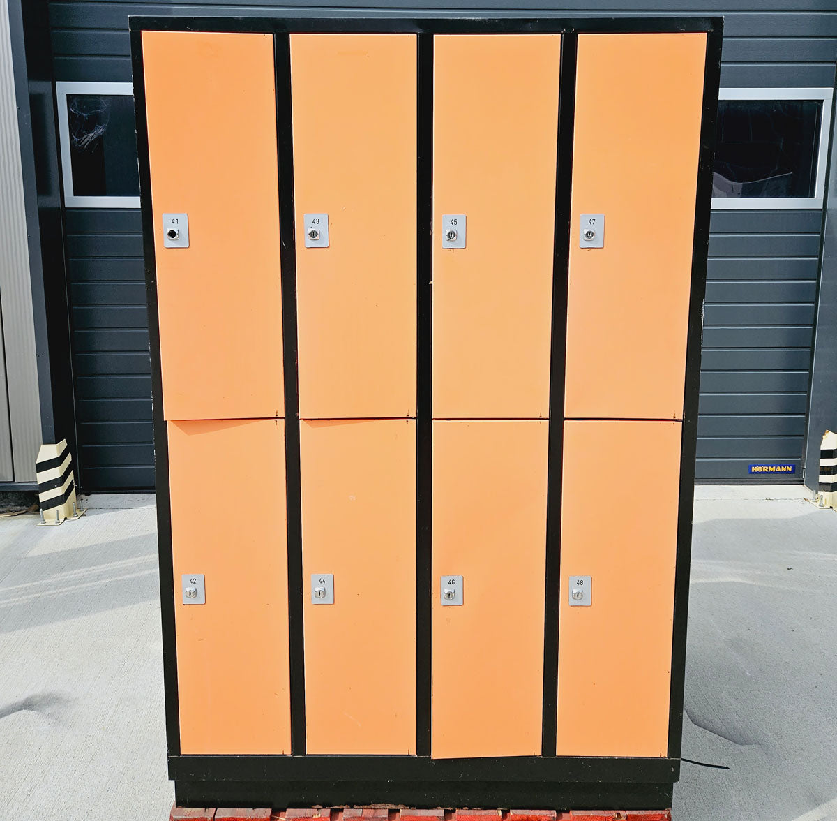 Spind-Schließfachschrank 2 Stück, 8 Fächer, 16 Fächer gesamt - Korpus Schwarz, Türen Orange, gebraucht