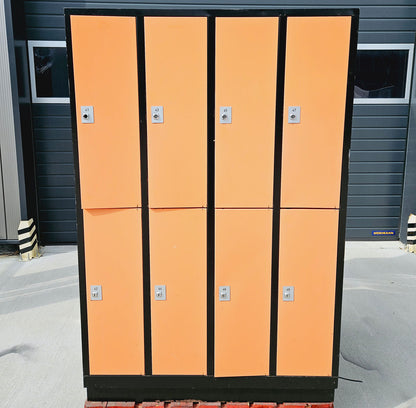 Spind-Schließfachschrank 2 Stück, 8 Fächer, 16 Fächer gesamt - Korpus Schwarz, Türen Orange, gebraucht