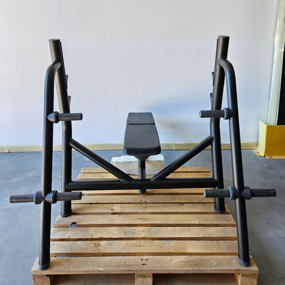 Technogym Horizontal Bench, Olympic Flat Bench, Bankdrückbank Flach mit Ablagen, Olympia Flachdrückerbank, Rahmebfarbe Schwarz, gebraucht - überholter Zustand