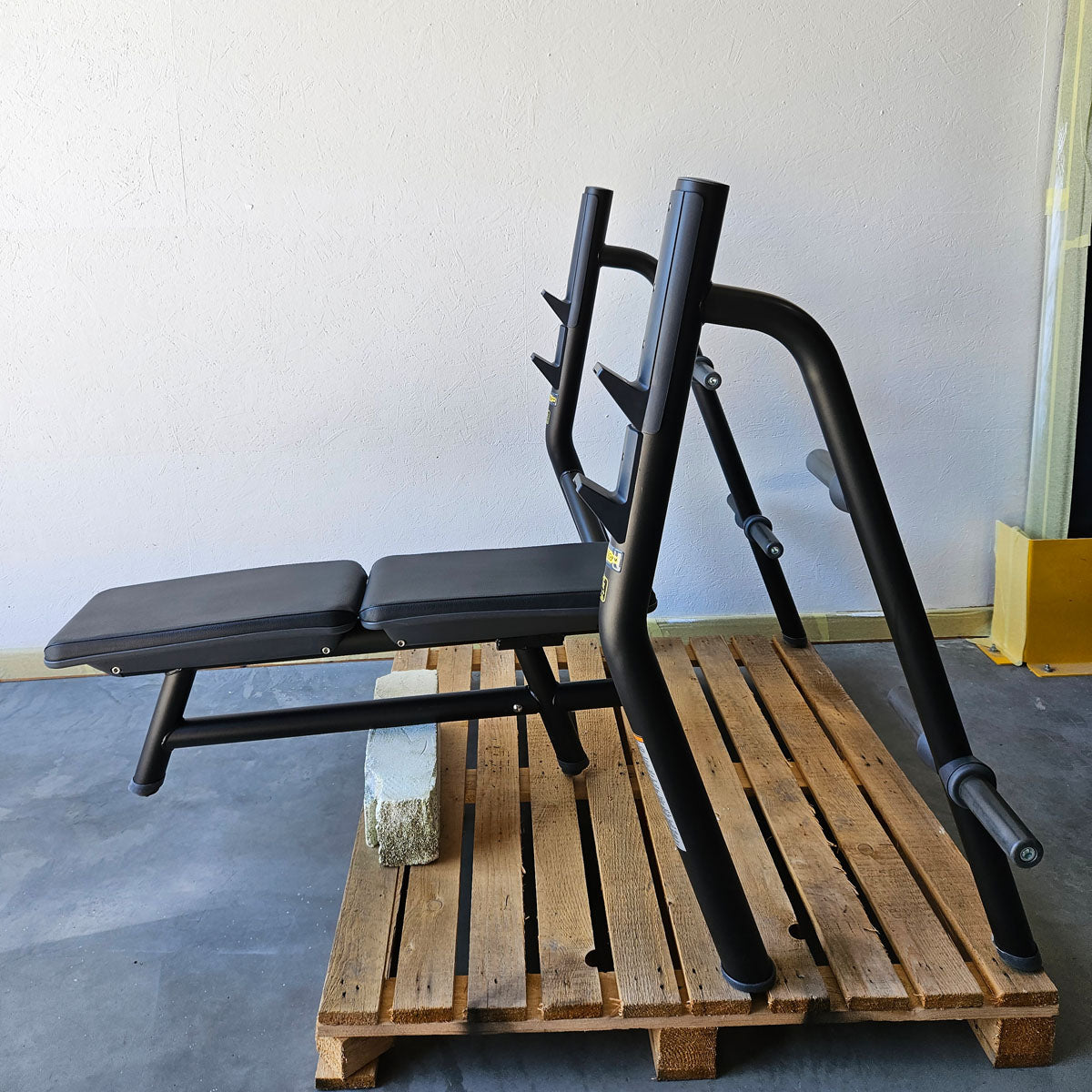 Technogym Horizontal Bench, Olympic Flat Bench, Bankdrückbank Flach mit Ablagen, Olympia Flachdrückerbank, Rahmebfarbe Schwarz, gebraucht - überholter Zustand