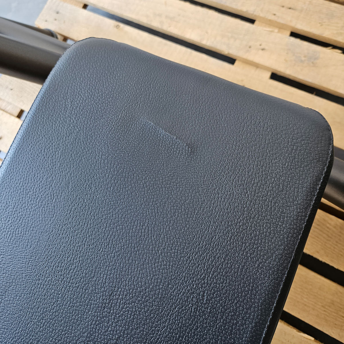 Technogym Horizontal Bench, Olympic Flat Bench, Bankdrückbank Flach mit Ablagen, Olympia Flachdrückerbank, Rahmebfarbe Schwarz, gebraucht - überholter Zustand