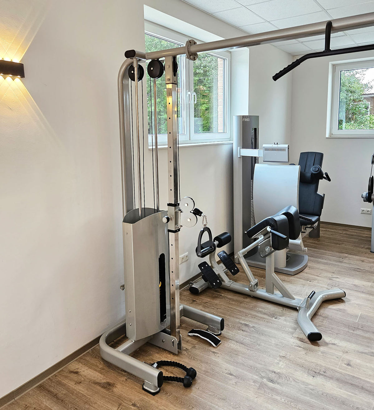 DankSport 5 Stationenturm, 5 Stack Multi Station Tower, 1x Latzug, 1x Rudern, 1x Seilzug von Oben, 2x Kabelzug höhenverstellbar = Cable Crossover - 120 und 100kg Gewichtsblöcke - Silber und Schwarz - NEU